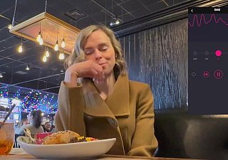 Общественное развлечение в раздевалке и ресторане с пышным дистанционным управлением вибратором