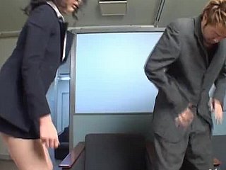 Потрясающий азиатский секретарь дует твердый член своего босса