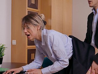 Elena Vedem si diverte durante il sesso surrounding stile Doggy surrounding ufficio