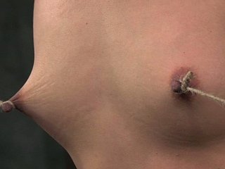 파멸 된 갈색 머리 doxy는 젖꼭지를 압력으로 발에 묶습니다