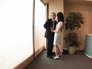 보스는 책상에서 섹스를합니다