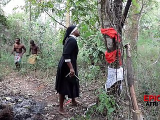 افریقی جنگجو غیر ملکی مشنری کو بھاڑ میں ڈالتے ہیں۔