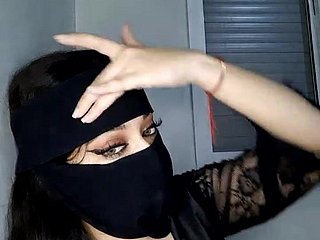 Arabska MILF dokucza mi przed kamerą internetową
