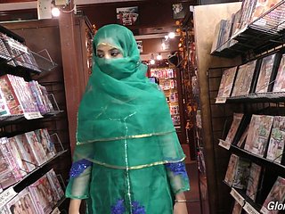 เจี๊ยบปากีสถานสุดฮอต Nadia Ali ดูดกระเจี๊ยวใหญ่ในห้องรูแห่งความรุ่งโรจน์