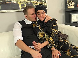 امرأة جميلة محجبة جربت قضيب البائع بدلا من الملابس الجديدة