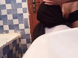 پھر، ایک بھاری بوجھ کے ساتھ، ایک ڈوچ اور ایک کمینے مجھ پر داخل ہوا