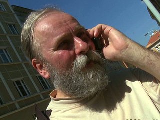 BF verkoopt zijn vriendin aan Age-old Fart