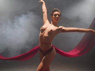 Une ballerine mince révèle une authentique danse solo érotique devant ague caméra