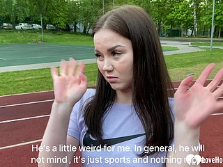 Baiser une fille dans une salle de sport en plein air