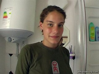 Skanky Elena がホットなアマチュア ポルノ ビデオで頭を悩ませる