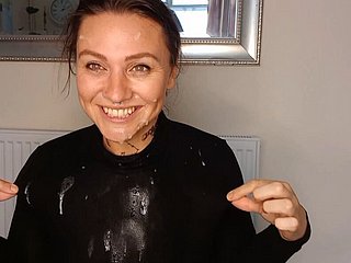 Извращенную жену-милфу лижут лизание очка, используют как туалет