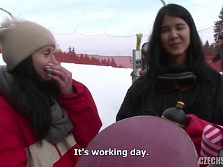 สาวสโลวักพักผ่อนอยู่บนภูเขา