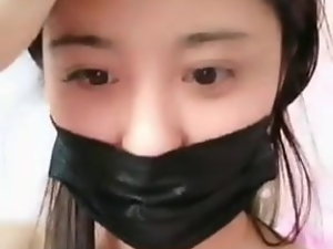 gadis merah jambu dan kecil