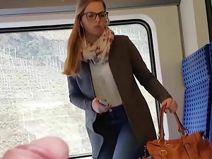 她看见一条蛇