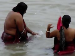 Nehir güzel Desi Yıkanma