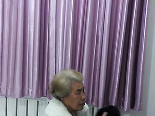 Nonna cinese nella vasca da bagno