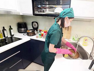 간호사 아가씨는 의사에 의해 뒤에서 그녀의 몸에 삽입되고 엉덩이 안에 질내 사정됩니다.