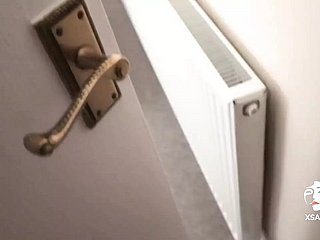 Creampie dissoluta e matura nel piccolo corpo asiatico nudo di una ragazza cinese disordinata.