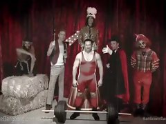 Цирк блядь Gangbanged экипажем