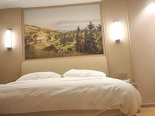 [Yidi Xunhua] Bu gece, ünlü bir yüze, bir modele ve güzel bir figüre sahip bir tanrıça ile iki parçalı bir partimiz var ve birlikte mükemmel bir uyum içinde çalışıyorlar.