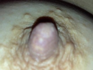 Toucher les seins de la microscopic amie chinoise tear-drop son s.