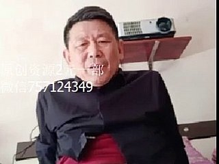 सुन्दर चीनी सूट वाला आदमी