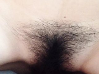 Follando a un chino con su coño peludo