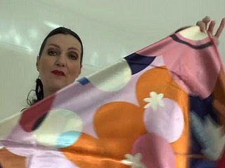 아름다운 새틴 헤드스카프 시연, JOI 레이디 빅토리아 발렌테