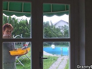 Oma reitet den Schwanz des Nachbarn