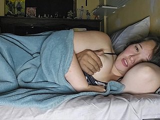 Ague figliastra si intrufola nella casa della matrigna sperando che il patrigno Ague scopi senza accorgersene