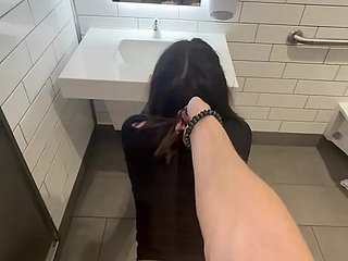 새로운 것을 시도하고 싶어 월마트 화장실에서 낯선 사람과 섹스하는 10대 소녀