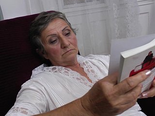 Diese geile Oma masturbiert jeden einzelnen Tag der Woche