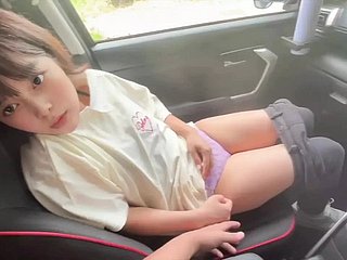 アルバイト帰りの彼女の酸っぱい匂いに耐え切れず車の中でセックスするカップル。