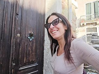 Me excitas mientras paseo por Venecia. Vídeo completo en mi página de OF.