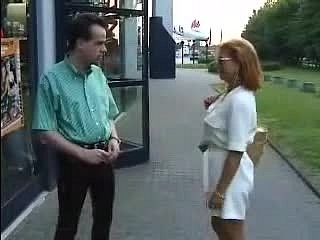 Lady Barbara laisse un homme numbed déshabiller dans un joli clip rétro