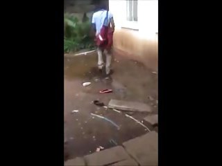 perempuan Afrika kagum dengan kemaluannya