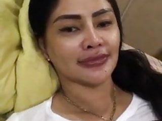 Indonesische MILF Dark Nipple doorzien