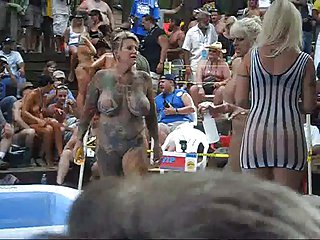 Hot meninas óleo Luta skin e brutish em ponderosa