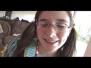 cô gái Nerdy với bộ ngực đẹp và núm vú được fucked