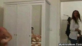 그녀는 그녀의 성숙한 엄마와 바람을 피우고 그녀의 남편을 보았다