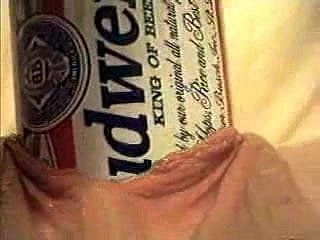La inserción de objetos extrema Usando una lata de cerveza Budweiser
