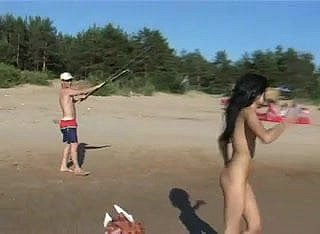 Mira las tetas en el agua de esta adolescente nudista