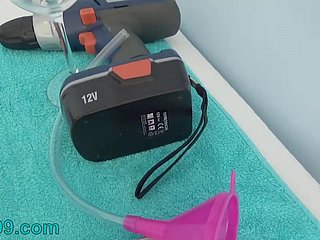Peehole Bermain dengan Drilldo dan pundi kencing yang penuh dengan Cum