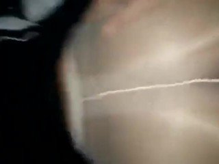 一边操一边给男朋友打电话被听出来了【约炮加微: 911714682 】
