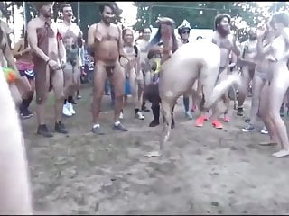Ela adora dançar nua em público, eu amo masturbando sobre ela