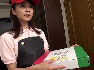 تسليم الحقيبة الآسيوية Akubi Yumemi يعطي اللسان لموكلها