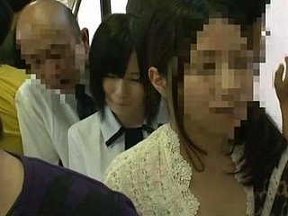 Tomas de acción rizado y Upskirt en japonés autobús público