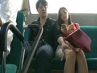 ร่วมเพศสาธารณะบนรถบัสทำให้ Miyuki Yokoyama ลบ.ม. ยาก