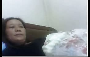فحش ٹیوب چینی MILF اس کی چھاتی کے ساتھ ادا کرتا ہے