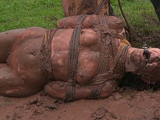 gelap mencukupi berambut gulung pelacur dalam lumpur di bawah bimbingan dexterous piping hot